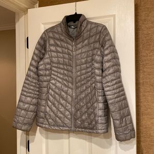 Lightweight North Face silver grey thermoball puffer jacket.